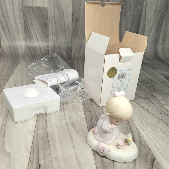 Precious Moments Growing in Grace - Girl Age 3 Porcelain Figurine 136220 - 1994 - Picture 10 of 13